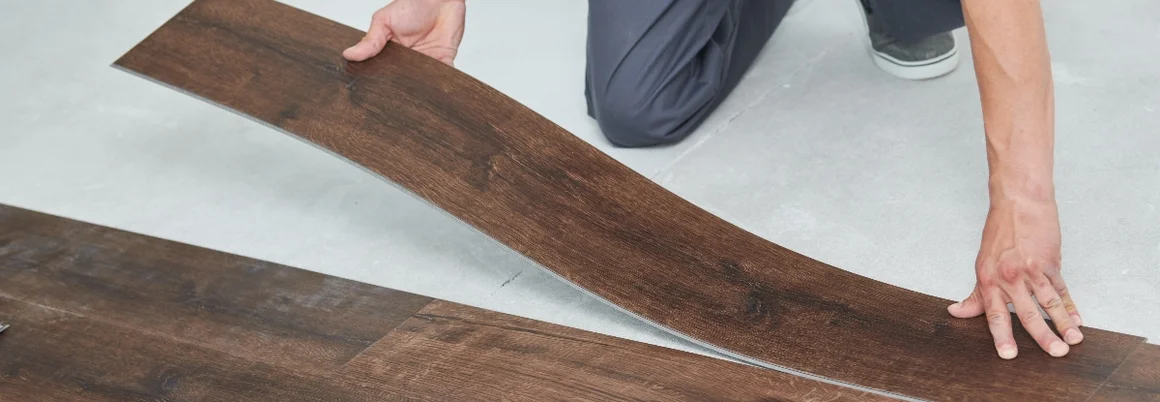 Person verlegt einen Vinylboden